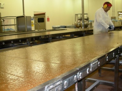 Caramel cooling and being cut